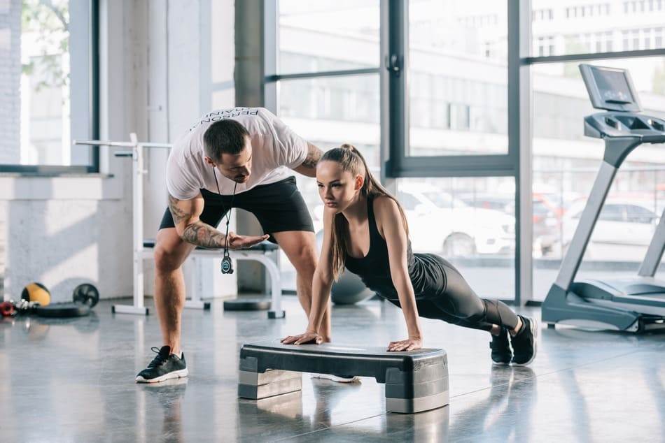 entrenador personal corrigiendo a deportista